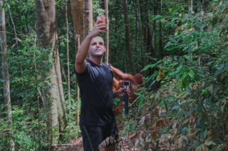Everyone armed with mobile phone, or camera, or both (including me) made me wonder who the monkeys actually are.
(Who ever you are in the picture, I hope you don't feel offended.) Bukit Lawang jungle trek thefreesurfer.com orangutan mina stupid tourist
