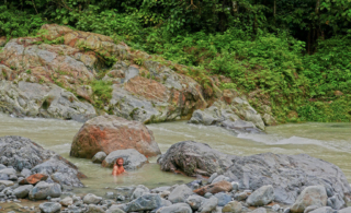 When we finally reached our camp for the night, I couldn’t think of something more relaxing than a good, long and well-earned bath. Bukit Lawang jungle trek thefreesurfer.com swim river