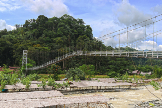 To leave Bukit Lawang behind, and to go into Gunung Leuser National Park, we first had to get across the river. Not everyone's piece of cake. Bukit Lawang jungle trek thefreesurfer.com