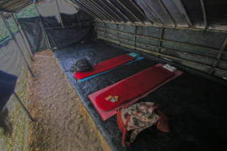 Our bed’s were basic, but all you actually need. As mentioned before, in December is off-season, and there were only a few groups trekking. Thanks to this, we had more then enough space to sleep, and a quiet night. Bukit Lawang jungle trek thefreesurfer.com night camp